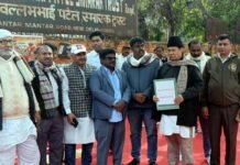 उत्तर प्रदेश के तीन राज्यों में विभाजन की मांग को लेकर जंतर-मंतर पर सत्याग्रह, खून से हस्ताक्षरित ज्ञापन राष्ट्रपति को भेजा