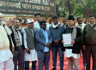 उत्तर प्रदेश के तीन राज्यों में विभाजन की मांग को लेकर जंतर-मंतर पर सत्याग्रह, खून से हस्ताक्षरित ज्ञापन राष्ट्रपति को भेजा