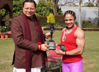सीएम धामी ने उत्तराखंड की बेटी अंतरराष्ट्रीय महिला बॉडी बिल्डर प्रतिभा थपलियाल को किया सम्मानित