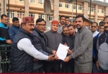 शिक्षा निदेशक के साथ अभद्र व्यवहार के विरोध में पौड़ी में प्रदर्शन, सीएम को ज्ञापन भेज दोषियों पर कार्रवाई की मांग