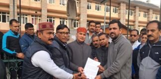 शिक्षा निदेशक के साथ अभद्र व्यवहार के विरोध में पौड़ी में प्रदर्शन, सीएम को ज्ञापन भेज दोषियों पर कार्रवाई की मांग