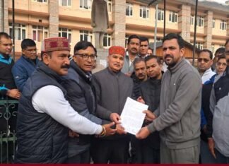 शिक्षा निदेशक के साथ अभद्र व्यवहार के विरोध में पौड़ी में प्रदर्शन, सीएम को ज्ञापन भेज दोषियों पर कार्रवाई की मांग