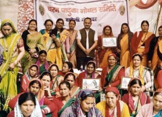 चरण पादुका गोथल समिति ने धूमधाम से मनाया स्थापना दिवस, उत्कृष्ट कार्य करने वाली महिलाओं को किया सम्मानित