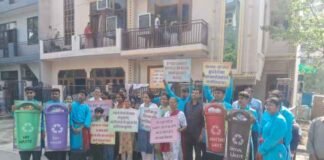 ग्रेटर नोएडा बीटा-2 में नुक्कड़ नाटक के जरिए कचरा प्रबंधन का संदेश