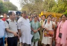 श्रीनगर गढ़वाल से पैदल दिल्ली पहुंची महिलाओं ने एलयूसीसी घोटाले के खिलाफ जंतर-मंतर पर प्रदर्शन