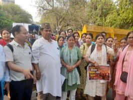 श्रीनगर गढ़वाल से पैदल दिल्ली पहुंची महिलाओं ने एलयूसीसी घोटाले के खिलाफ जंतर-मंतर पर प्रदर्शन