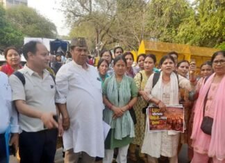 श्रीनगर गढ़वाल से पैदल दिल्ली पहुंची महिलाओं ने एलयूसीसी घोटाले के खिलाफ जंतर-मंतर पर प्रदर्शन