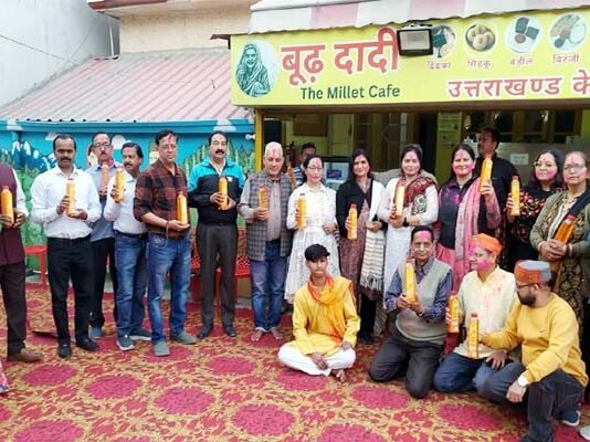 धाद ने पहाड़ के माल्टे के समर्थन में शुरू किया सामाजिक अभियान, होली मिलन में ‘माल्टा रस’ का लोकार्पण