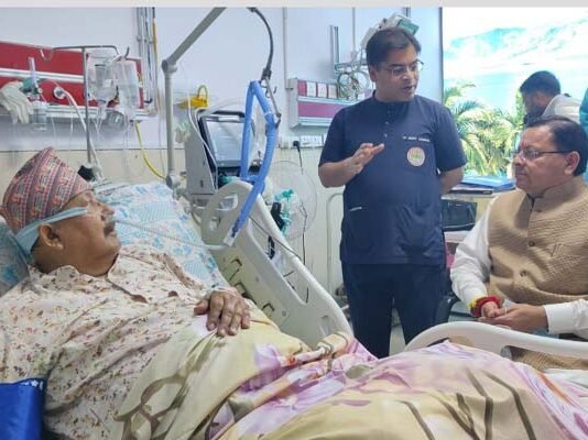 सतपाल महाराज को देखने ऋषिकेश एम्स पहुंचे मुख्यमंत्री धामी