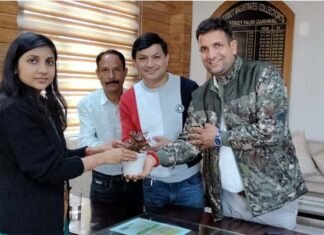 कार्मिकों के संघ भवन के लिए भूमि आवंटन की मांग, प्रतिनिधिमंडल ने जिलाधिकारी को सौंपा ज्ञापन