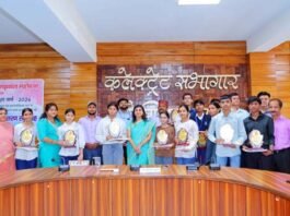 मेहनत का मिला मान: पौड़ी के 21 मेधावी छात्र-छात्राओं का सम्मान, जिलाधिकारी ने दिया सफलता का मंत्र