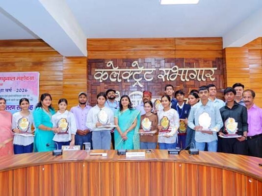मेहनत का मिला मान: पौड़ी के 21 मेधावी छात्र-छात्राओं का सम्मान, जिलाधिकारी ने दिया सफलता का मंत्र