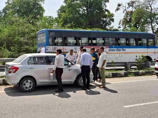 उत्तराखंड: उप शिक्षा अधिकारी एक लाख रुपये की रिश्वत लेते रंगे हाथ गिरफ्तार, सहयोगी महिला भी पकड़ी गई Deputy Education Officer Arrested Red-Handed for Accepting Bribe in Doiwala