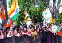 देवभूमि में प्रधानमंत्री का भव्य स्वागत, 12 किमी लंबे रोड शो में बड़ी संख्या में उमड़े लोग