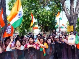 देवभूमि में प्रधानमंत्री का भव्य स्वागत, 12 किमी लंबे रोड शो में बड़ी संख्या में उमड़े लोग