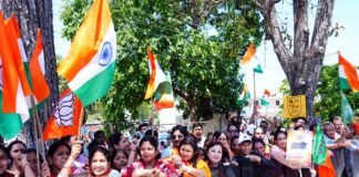 देवभूमि में प्रधानमंत्री का भव्य स्वागत, 12 किमी लंबे रोड शो में बड़ी संख्या में उमड़े लोग