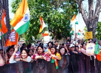 देवभूमि में प्रधानमंत्री का भव्य स्वागत, 12 किमी लंबे रोड शो में बड़ी संख्या में उमड़े लोग