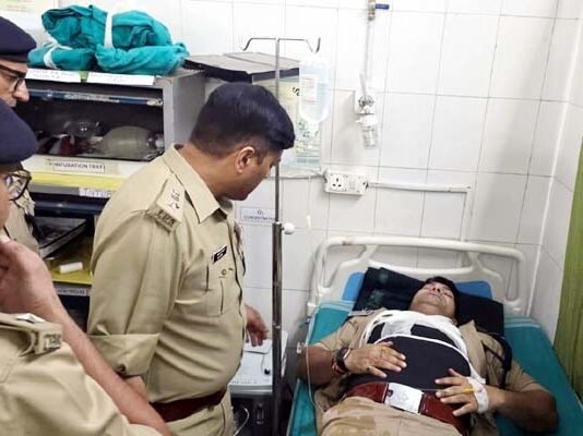 देहरादून में लूट की वारदात को अंजाम देकर भाग रहे बदमाशों ने थानाध्यक्ष को मारी गोली, एनकाउंटर में एक बदमाश ढेर