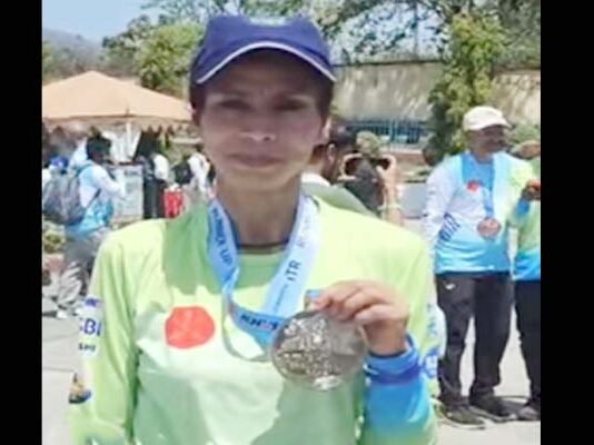 श्रीनगर गढ़वाल की मीना कंडारी ने 113 किमी की मैराथन में जीता सिल्वर मेडल
