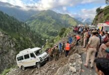 हिमाचल में बड़ा हादसा: यात्रियों से भरी ट्रैवलर खाई में गिरी raveler Van Plunges into Gorge in himachal