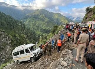 हिमाचल के कुल्लू में बड़ा हादसा: यात्रियों से भरी ट्रैवलर खाई में गिरी raveler Van Plunges into Gorge in himachal
