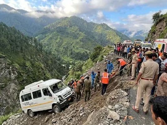 हिमाचल के कुल्लू में बड़ा हादसा: यात्रियों से भरी ट्रैवलर खाई में गिरी raveler Van Plunges into Gorge in himachal