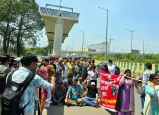 ग्रेटर नोएडा वेस्ट मेट्रो की DPR रद्द, स्थानीय निवासियों में गुस्सा residents-outraged-over-cancellation-of-greater-noida-west-metro-dpr-protest