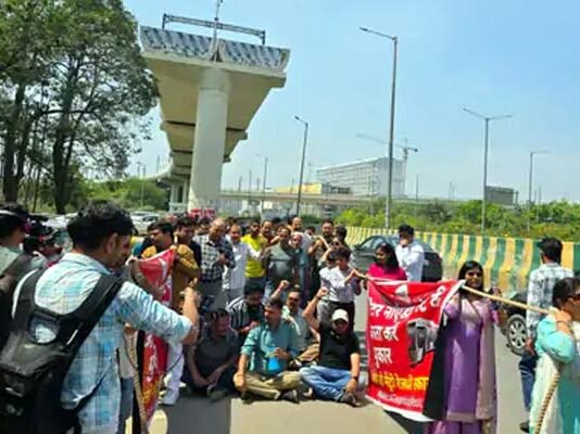 ग्रेटर नोएडा वेस्ट मेट्रो की DPR रद्द, स्थानीय निवासियों में गुस्सा residents-outraged-over-cancellation-of-greater-noida-west-metro-dpr-protest