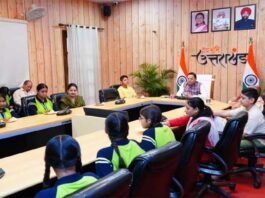 मुख्यमंत्री ने बालिकाओं के साथ सुनी प्रधानमंत्री के मन की बात