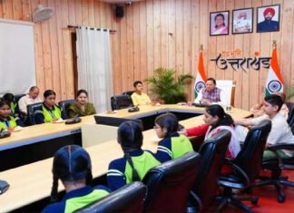 मुख्यमंत्री ने बालिकाओं के साथ सुनी प्रधानमंत्री के मन की बात