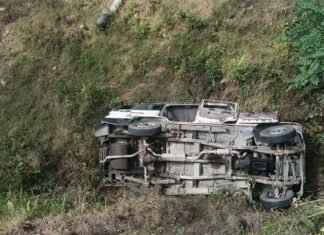 अल्मोड़ा में सड़क हादसा, कैंची धाम के दर्शन कर जागेश्वर धाम जा रहे श्रद्धालुओं का वाहन खाई में गिरा A vehicle carrying pilgrims to Jageshwar Dham in Almora plunged into a gorge.