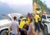 कोटद्वार-पौड़ी रोड पर दर्दनाक हादसा: सतपुली के पास मैक्स वाहन पर गिरा बोल्डर, धारी देवी दर्शन के लिए जा एक श्रद्धालु की मौत, दो घायल Boulder falls on Max vehicle near Satpuli