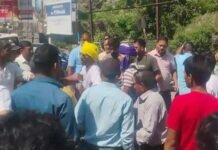 उत्तराखंड: हेमकुंड यात्रा से लौट रहे सिख श्रद्धालुओं और स्थानीय लोगों में मारपीट, मामूली विवाद में तलवार से किया हमला, कई स्थानीय लोग घायल Clash between Sikh pilgrims