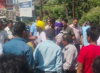 उत्तराखंड: हेमकुंड यात्रा से लौट रहे सिख श्रद्धालुओं और स्थानीय लोगों में मारपीट, मामूली विवाद में तलवार से किया हमला, कई स्थानीय लोग घायल Clash between Sikh pilgrims