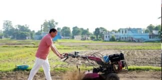 मुख्यमंत्री धामी ने खेत में चलाया टिलर, पारंपरिक कृषि और जैविक खेती को बढ़ावा देने का दिया संदेश