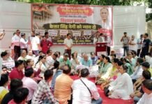मालवीय नगर अग्निकांड: शेफ केसर सिंह नेगी को न्याय दिलाने की मांग को लेकर दिल्ली के जंतर-मंतर पर उमड़ा उत्तराखंड समाज