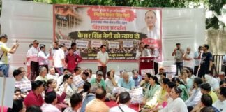 मालवीय नगर अग्निकांड: शेफ केसर सिंह नेगी को न्याय दिलाने की मांग को लेकर दिल्ली के जंतर-मंतर पर उमड़ा उत्तराखंड समाज