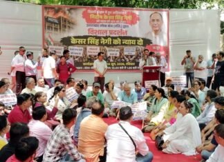 मालवीय नगर अग्निकांड: शेफ केसर सिंह नेगी को न्याय दिलाने की मांग को लेकर दिल्ली के जंतर-मंतर पर उमड़ा उत्तराखंड समाज