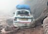सतपुली-पौड़ी मार्ग पर इनोवा कार पर पहाड़ी से गिरा मलबा और पत्थर Debris and stones fell on an Innova car on the Satpuli-Pauri road
