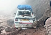 सतपुली-पौड़ी मार्ग पर इनोवा कार पर पहाड़ी से गिरा मलबा और पत्थर Debris and stones fell on an Innova car on the Satpuli-Pauri road