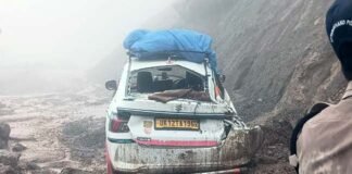 सतपुली-पौड़ी मार्ग पर इनोवा कार पर पहाड़ी से गिरा मलबा और पत्थर Debris and stones fell on an Innova car on the Satpuli-Pauri road
