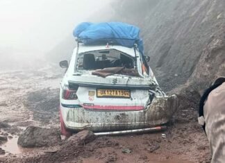 सतपुली-पौड़ी मार्ग पर इनोवा कार पर पहाड़ी से गिरा मलबा और पत्थर Debris and stones fell on an Innova car on the Satpuli-Pauri road