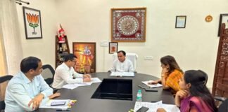 शिक्षा मंत्री ने शिक्षकों की पदोन्नति और स्थानांतरण प्रक्रिया में तेजी लाने के निर्देश, समीक्षा बैठक में अधिकारियों को लगाई फटकार Samagra Shiksha budgetUtilize on time.