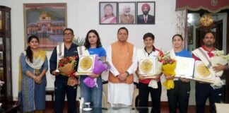 अंतरराष्ट्रीय स्तर पर पदक जीतने वाली उत्तराखंड की महिला मुक्केबाजों को मुख्यमंत्री धामी ने किया सम्मानित