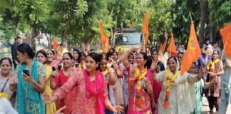 बीटा-2 के श्री वैभव लक्ष्मी मंदिर में श्रद्धा और उत्साह के साथ संपन्न हुआ शिव परिवार प्राण-प्रतिष्ठा महोत्सव, हर-हर महादेव के जयघोष के साथ निकली भव्य शोभायात्रा