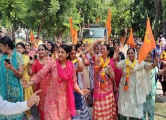 बीटा-2 के श्री वैभव लक्ष्मी मंदिर में श्रद्धा और उत्साह के साथ संपन्न हुआ शिव परिवार प्राण-प्रतिष्ठा महोत्सव, हर-हर महादेव के जयघोष के साथ निकली भव्य शोभायात्रा