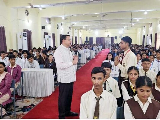 युवाओं ने मुख्यमंत्री धामी से समसामयिक विषयों पर किया प्रत्यक्ष एवं निर्भीक संवाद।