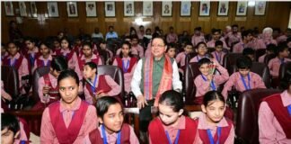 दिव्यांग बच्चों के बीच अपना जन्म दिवस मनाने पहुंचे मुख्यमंत्री पुष्कर सिंह धामी, बच्चों के साथ केक काटा, आत्मीयता से मिले और साझा की जन्म दिवस की खुशियां differently-abled-children