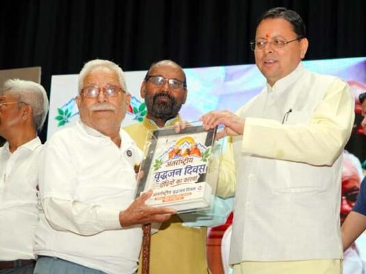 श्रीनगर गढ़वाल निवासी वरिष्ठ समाजसेवी सत्यप्रकाश घिल्डियाल को राज्य स्तरीय सम्मान Satyaprakash Ghildiyal honored at the state level
