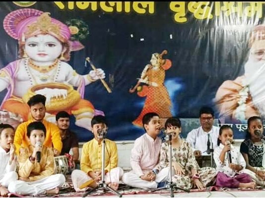 गांधी-शास्त्री जयंती और अंतरराष्ट्रीय वृद्धजन दिवस पर वृद्धाश्रम में गूंजे भक्ति के स्वर